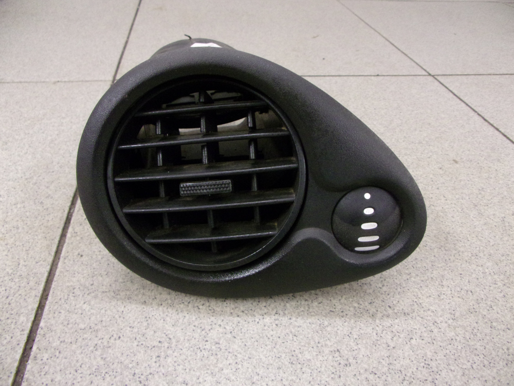 210252/630 Levá ventilační mřížka v palubní desce Renault Clio III