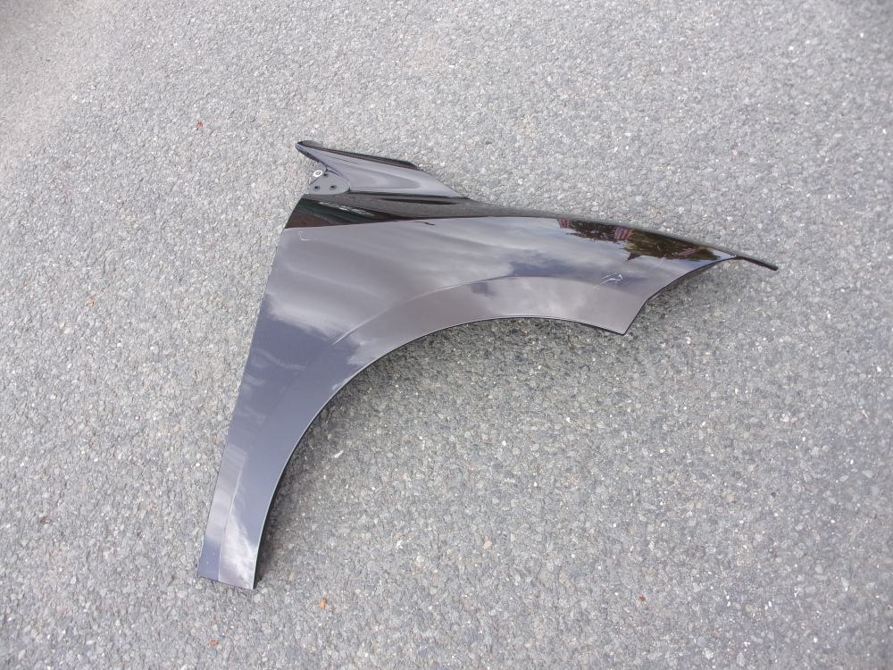 8200993339 Pravý přední blatník Renault Megane III, poškozená špička, k opravě