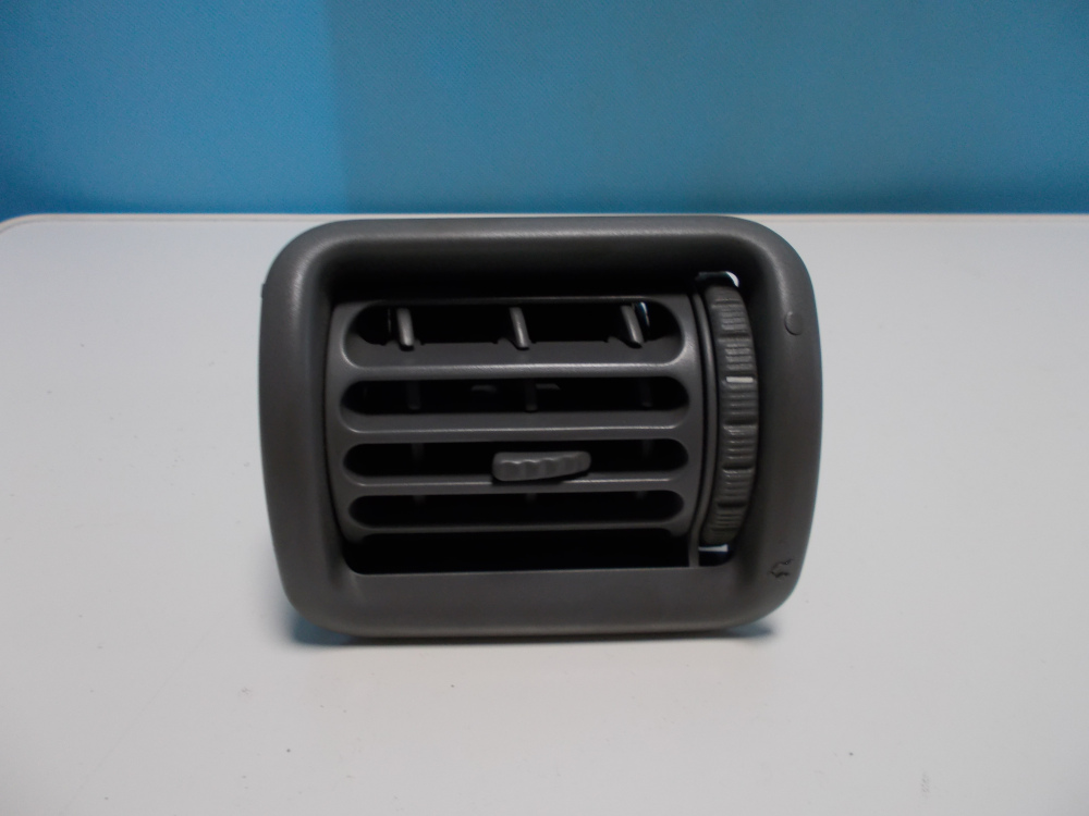 7700420055 Pravá přední ventilační mřížka topení v palubní desce Renault Twingo