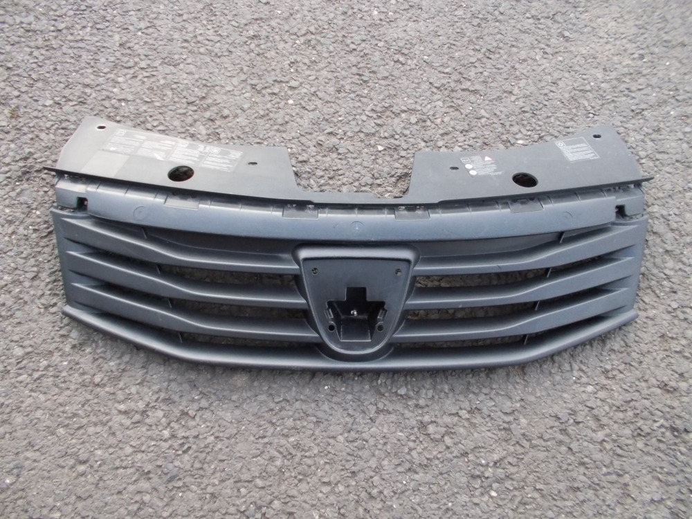 8200735104 Přední mřížka Dacia Sandero I